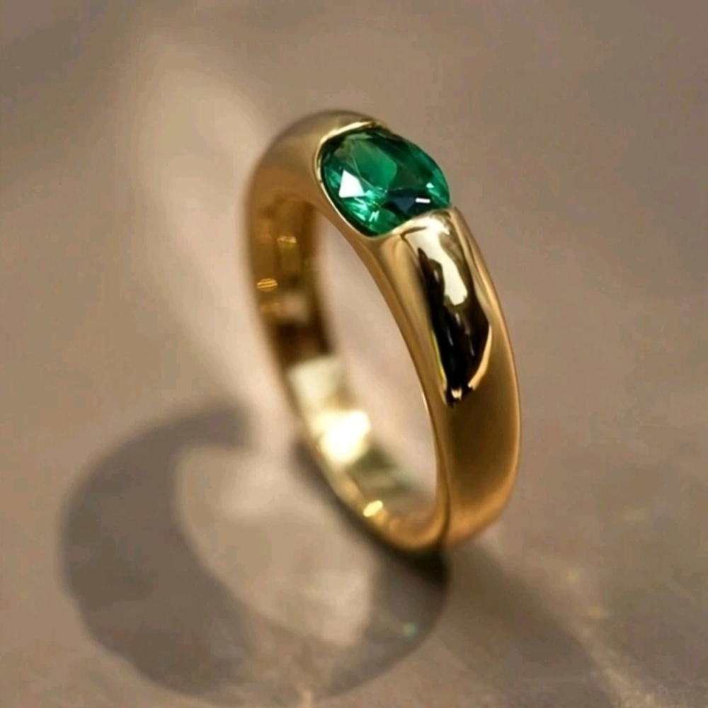 Elegant Gold Ring with Green Gemstone